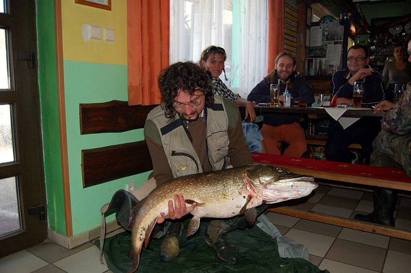 Leoš Ševčík chytil na Karlovarsku 120 centimetrů dlouhou a 14.5 kilogramů vážící štiku