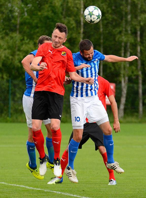 Ostrov (v pruhovaném) oplatil Lomnici (v červeném) podzimní porážku 2:0, kdy slavil v domácím prostředí výhru 4:2.