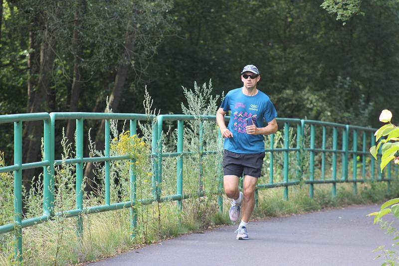 Oblíbená stezka do Svatošských skal má i své stinné stránky, ví o ní mnoho lidí.  "Nikde jinde není taková koncentrace lidí jako tady," říká mluvčí záchranářů Radek Hes.