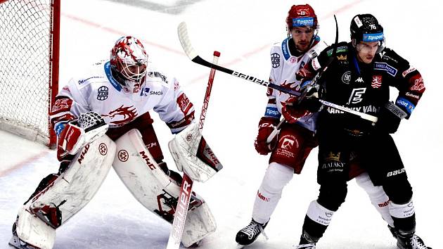 TIPSPORT extraliga, 29. kolo: HC Oceláři Třinec - HC Energie Karlovy Vary (na snímku hokejisté v tmavých dresech) 4:2.