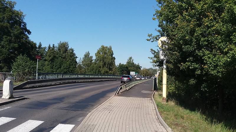 DVORSKÝ MOST je v havarijním stavu a do dvou let bude odstraněn. Město si tak od dopravních komplikací kvůli uzavřeným mostům neoddychne. Foto: Deník/Jana Kopecká