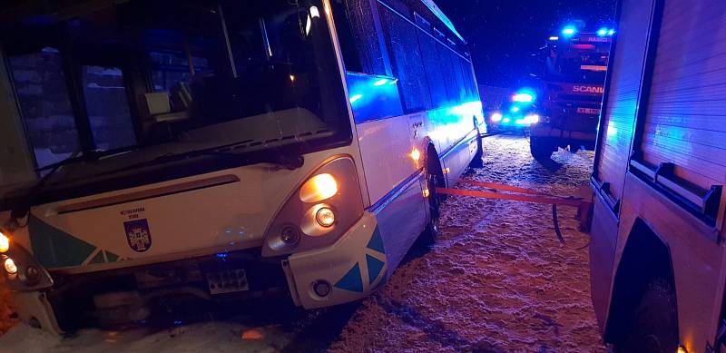 Havárie autobusu linkové dopravy v Ostrově na Karlovarsku.