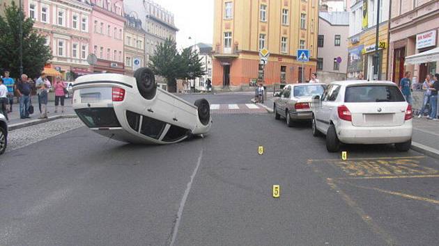 Nepozornost dvaadvacetileté řidičky byla příčinou dopravní nehody v centru Karlových Varů. Foto: PČR