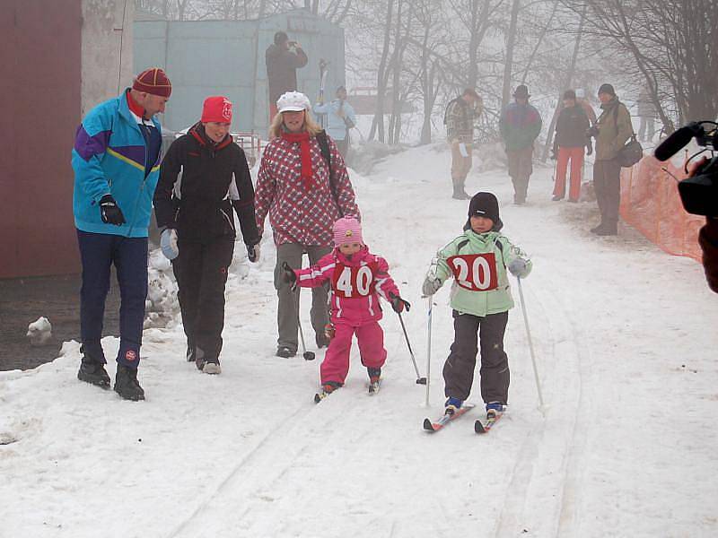 102 let spolku zimních sportů Abertamy oslavili o víkendu všichni příznivci lyžování. Vrcholem programu, který moderoval Václav Upír Krejčí byl závod družste lyžařů v historických kostýmech