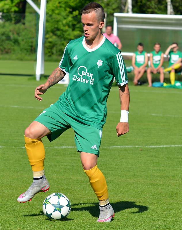 Ostrovský FK (v modrém) si připsal na účet velmi cennou výhru, když v derby pokořil karlovarský 1.FC (v zeleném) v poměru 3:2.