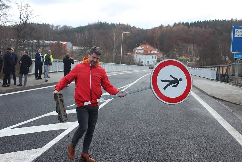 Řidiči si oddechnou, nový Dvorský most už je hotový.