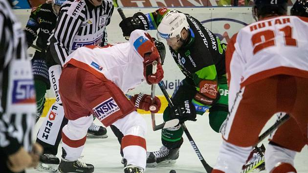 Hokejisté Olomouce (v bílém) porazili Karlovy Vary 2:1 po prodloužení.