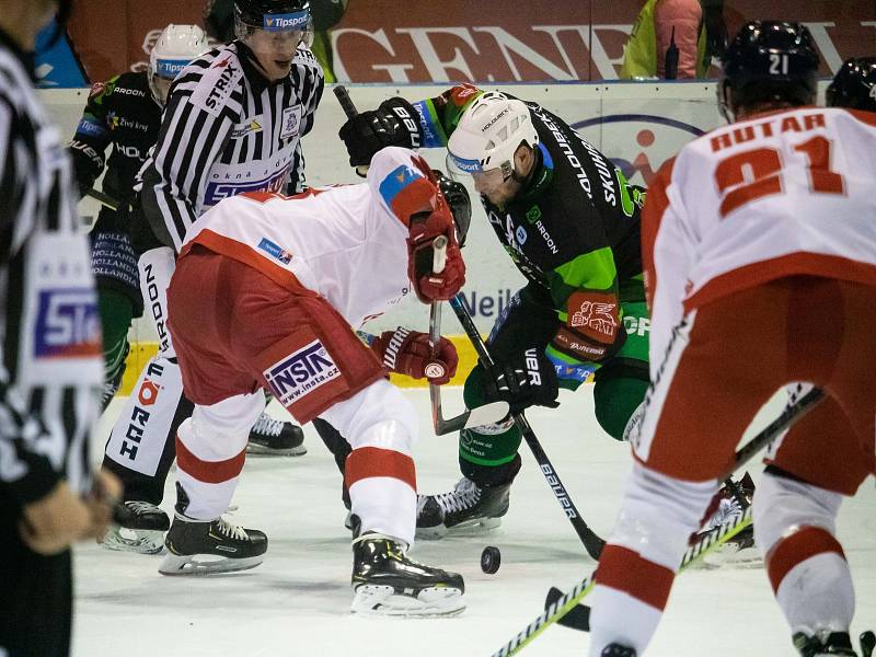 Hokejisté Olomouce (v bílém) porazili Karlovy Vary 2:1 po prodloužení.