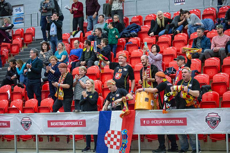 Finálový zápas finálového turnaje českého poháru basketbalistek v Karlových Varech, KP Brno  (v zelenobílém) - Sokol Nilfisk Hradec Králové