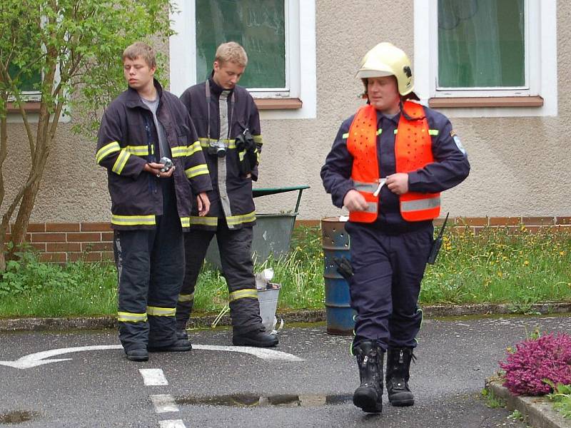 Hasičské cvičení. Nácvik evakuace dětí a zásahu hasičů v Mateřské škole v Nejdku.