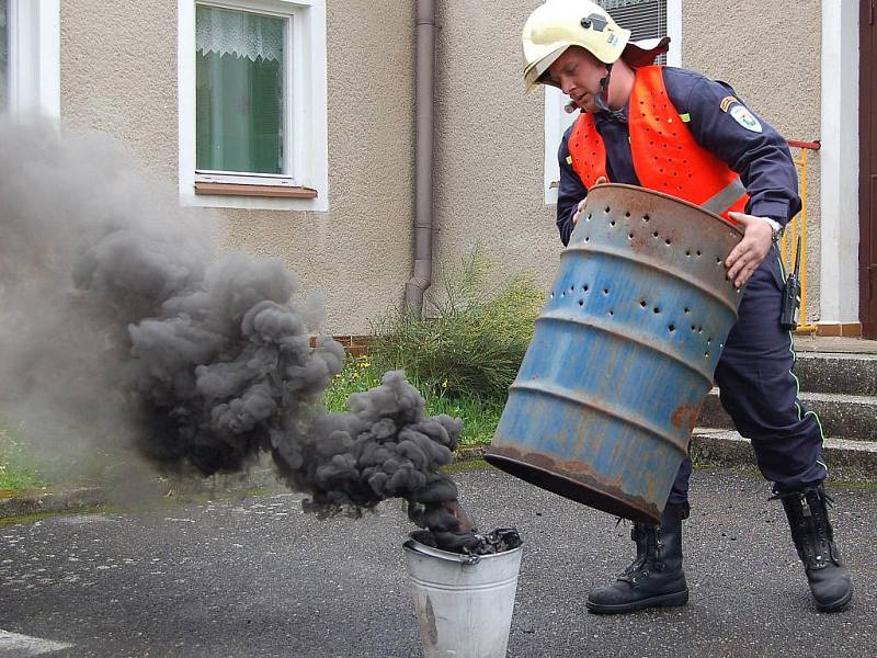 Hasičské cvičení. Nácvik evakuace dětí a zásahu hasičů v Mateřské škole v Nejdku.