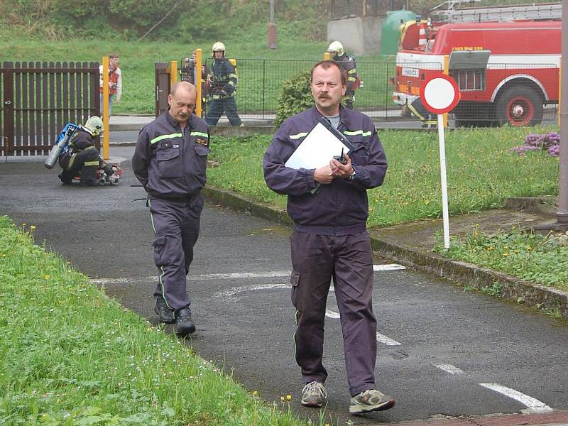 Hasičské cvičení. Nácvik evakuace dětí a zásahu hasičů v Mateřské škole v Nejdku.