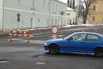 Vjezd zakázán! Dopravní značení brání motoristům ve vjezdu do části Jáchymovské ulice. Přesto se najdou řidiči, kteří značky nerespektují.