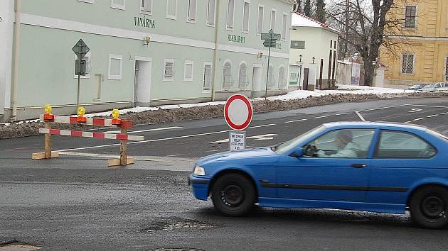 Vjezd zakázán! Dopravní značení brání motoristům ve vjezdu do části Jáchymovské ulice. Přesto se najdou řidiči, kteří značky nerespektují.