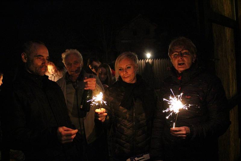 Příchod nového roku slavily tisíce lidí ve velkých městech Karlovarského kraje, ale i v malých obcích. Sousedé a přátelé se tak sešli například v Hlavně na Sokolovsku, kde si užívali té pravé silvestrovské zábavy a nechyběl ani půlnoční ohňostroj.