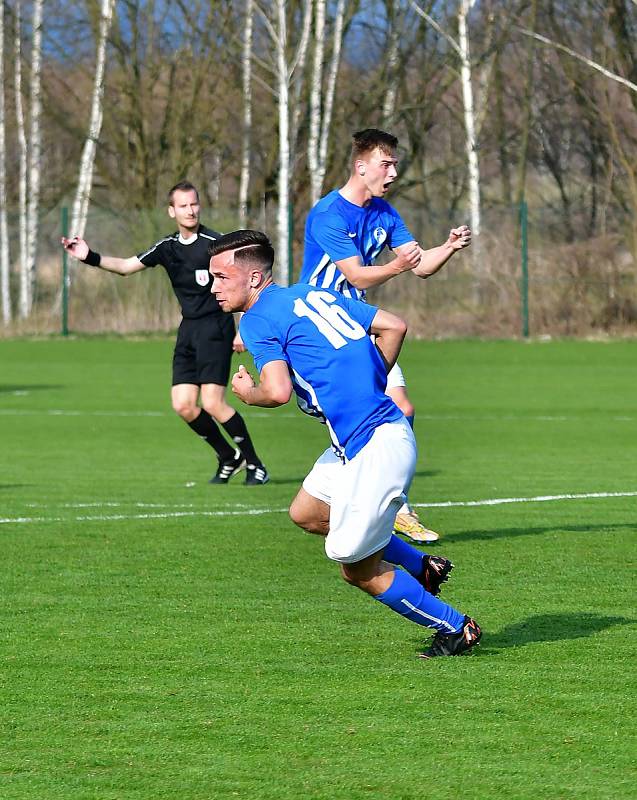 Fotbalisté Ostrova dosáhli proti Nymburku (v zeleném) na důležitou výhru 3:2.