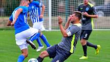 Cennou výhru 1:0 ukořistil před svými fanoušky ostrovský FK, který udolal v poměru 1:0 Mostecký FK (v šedém).