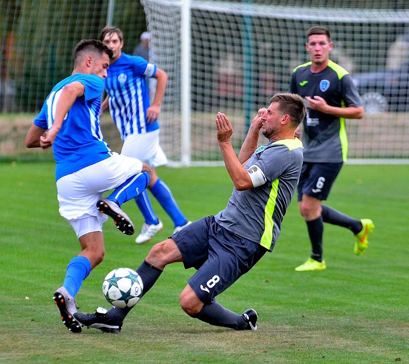 Cennou výhru 1:0 ukořistil před svými fanoušky ostrovský FK, který udolal v poměru 1:0 Mostecký FK (v šedém).