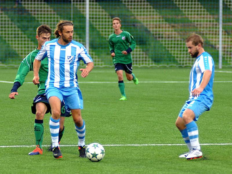 Chebská derby mezi hvězdou (v modrém) a mužstvem FC Cheb skončilo bez branek. Zápas rozhodly až pokutové kopy.
