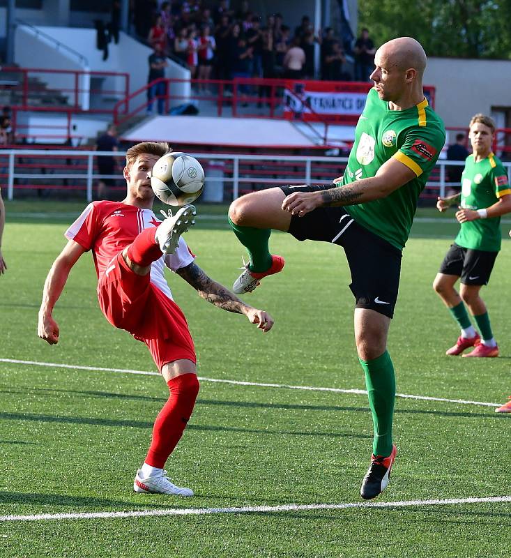 Karlovarská Slavia udělala za jarní částí Fortuna ČFL vítěznou tečku, když v derby porazila Baník Sokolov 5:1.