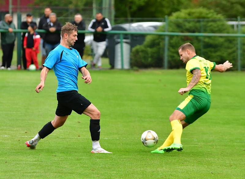 Dvory (ve žlutém) porazily 7:0 výběr Lomnice.