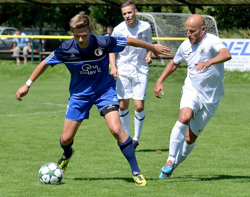 Karlovarská Slavia (v modrém) obstála v generálce, kterou vyhrála 2:0 nad Chomutovem (v bílém).