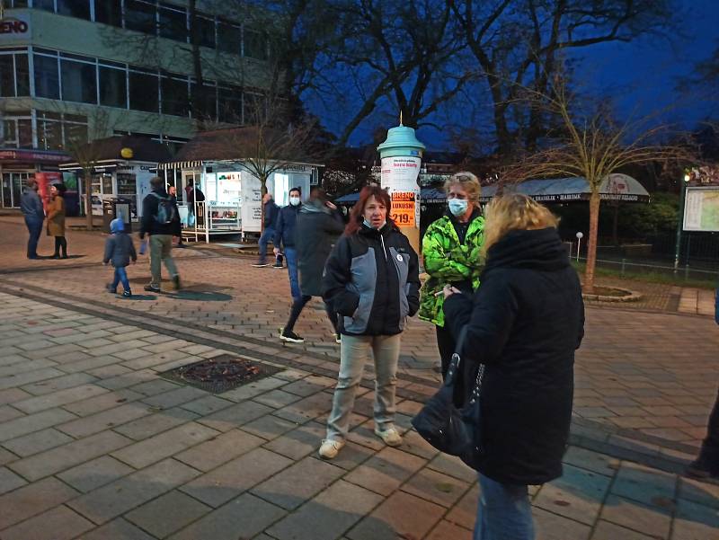 Jen hrstka lidí přišla na karlovarskou pěší zónu zavzpomínat na 17. listopad.