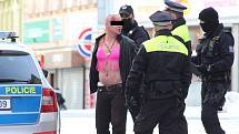 Exhibicionistu v růžové podprsence odvezla policie.