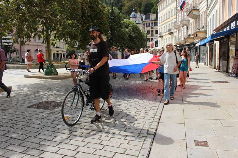 Kolem padesátky lidí se v Karlových Varech zúčastnilo vzpomínkového pochodu centrem lázní k ruskému konzulátu.