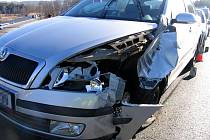 Upadlé zadní kolo nákladního automobilu způsobilo dopravní nehodu se škodou 130 tisíc korun