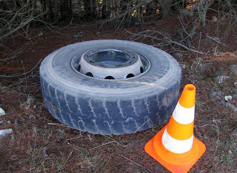 Upadlé zadní kolo nákladního automobilu způsobilo dopravní nehodu se škodou 130 tisíc korun