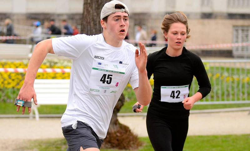 Semifinálové kolo juniorského maratonu opět ovládlo Gymnázium Cheb, které se tak podívá na celostátní finále.