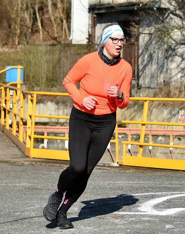 Dobojováno. Devatenáctý ročník Zimního běžeckého poháru Kadaň, který letos pořádal v době koronavirové za přísných dodržování vládních nařízení běžecký klub F-C Kadaň  v čele s Čeňkem Filingrem, udělal o víkendu za sebou definitivní tečku, kterou tradičně