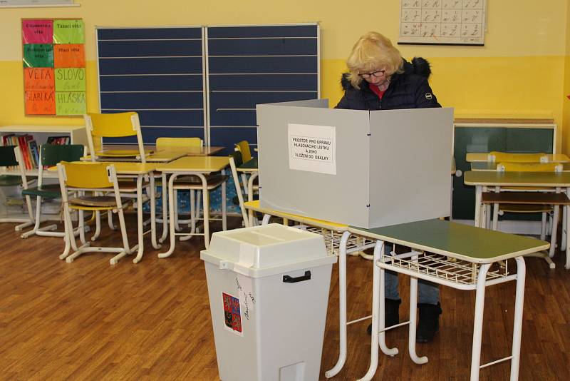 Jedna z volebních místností, kde občané Karlových Varů hlasovali v prvním místním referendu byla i v Základní škole Dukelských hrdinů.