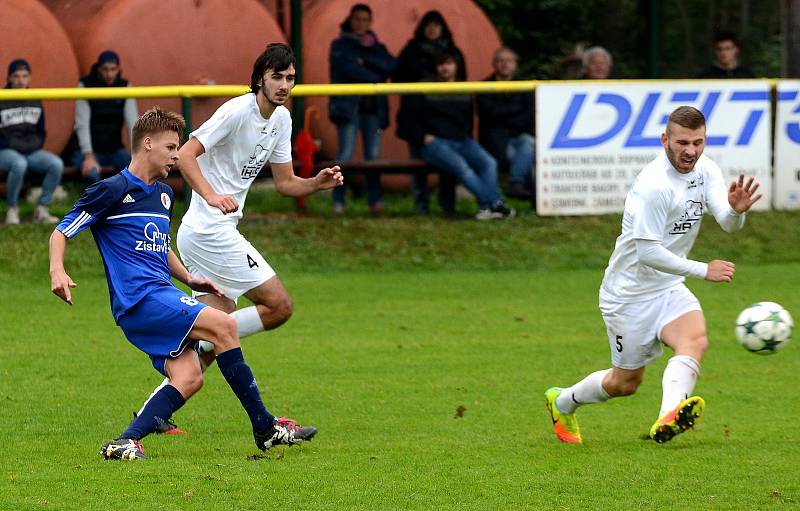 Krajské divizní derby nevyšlo hráčům Mariánských Lázní (v bílém) podle jejich představ, když museli skousnout potupnou prohru 0:6.