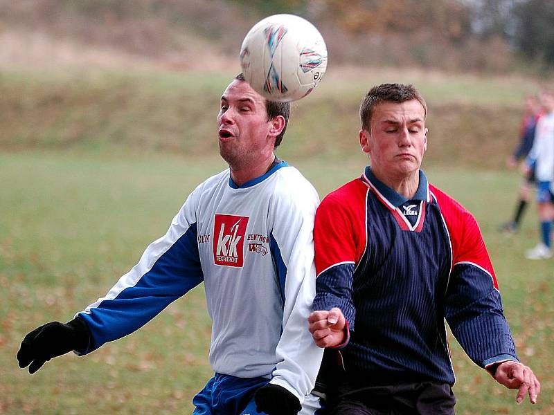 V dalším kole fotbalové III. třídy pokořily Počerny (v bílém) na své půdě Olšová Vrata 4:0.