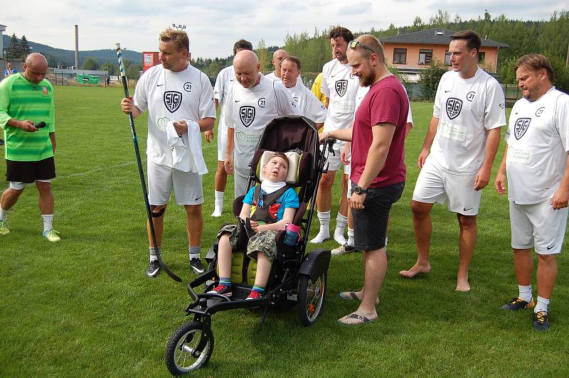 SIGI TEAM PROTI POTŮČKŮM se postavil na sobotní benefici. Zápas nakonec skončil 10:4 ve prospěch fotbalových hvězd, o výsledky tu ale vůbec nešlo.