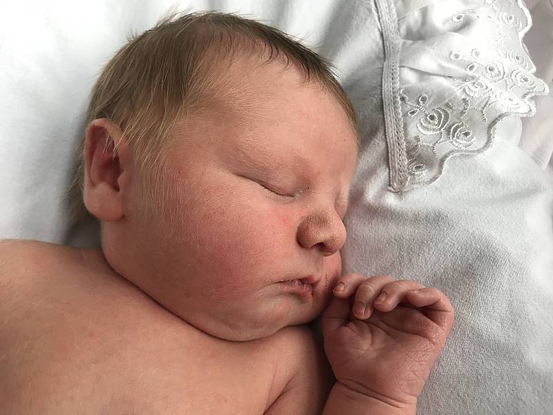 Vincent Mikulášek z Karlových Varů se narodil 24. února 2020 v karlovarské porodnici. Po příchodu na svět vážil 3655 gramů a měřil 50 centimetrů.