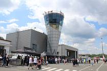 Den otevřených dveří se koná na karlovarském letišti od roku 2019.