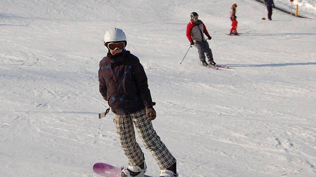  Skiareály v Krušných horách, jejichž provozovatelé by už pomýšleli na ukončení sezony, jsou výjimkou. Stále se ve většině z nich bez problémů lyžuje.