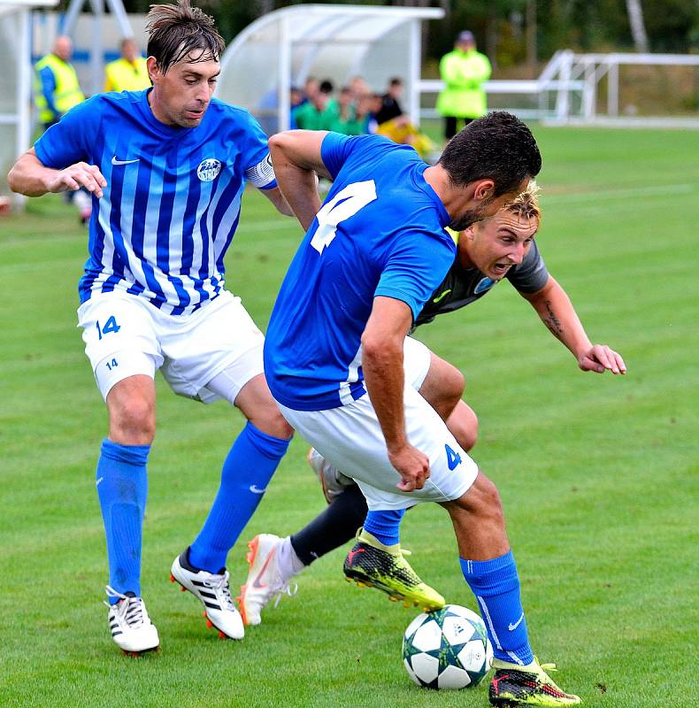 Cennou výhru 1:0 ukořistil před svými fanoušky ostrovský FK, který udolal v poměru 1:0 Mostecký FK (v šedém).