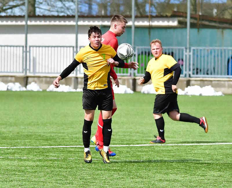 Pila (v červeném) porazila béčko Olympie 2:0, slavila druhou jarní výhru.