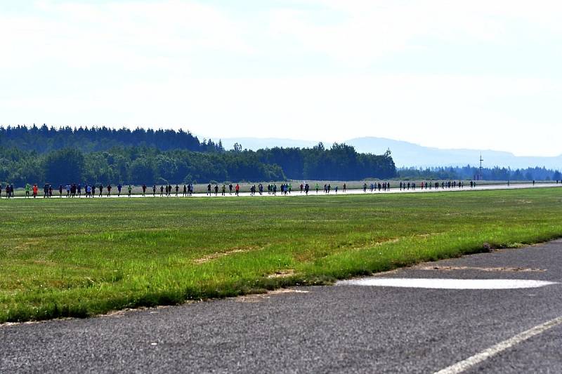 Velkou premiéru si odbylo během víkendu letiště v Karlových Varech, když turisty vystřídali běžci, kteří se poprvé v historii letiště mohli proběhnout po letištní dráze.