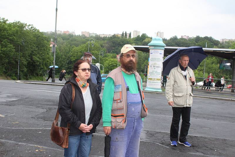 Také v Karlových Varech se lidé připojili k protestním akcím proti premiéru Andreji Babišovi.