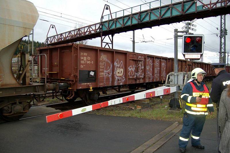 Cyklista přecházel na červenou železnici v Ostrově a střetl se s jedoucím vlakem. Cyklista z místa nehody utekl, hledá ho policie.