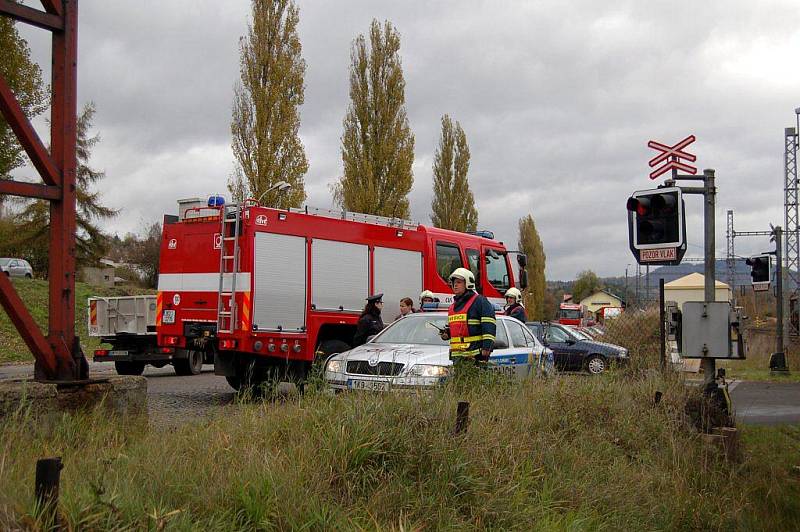 Cyklista přecházel na červenou železnici v Ostrově a střetl se s jedoucím vlakem. Cyklista z místa nehody utekl, hledá ho policie.