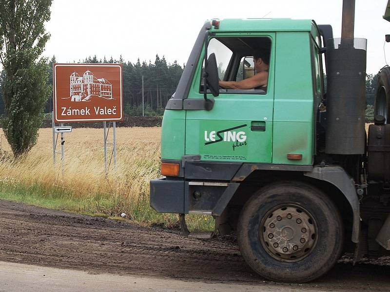 V současnosti pokračuje modernizace silnice R6 na hranicích Karlovarského a Ústeckého kraje u Bošova, která začala vlastně napodruhé loni na podzim 