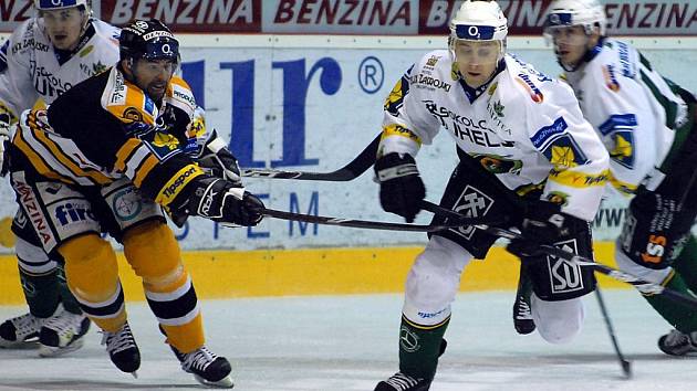 Druhým zápasem pokračovala čtvrtfinálová bitva extraligového hokeje mezi domácím týmem HC Litvínov a západočeským celkem HC Energie Karlovy Vary.