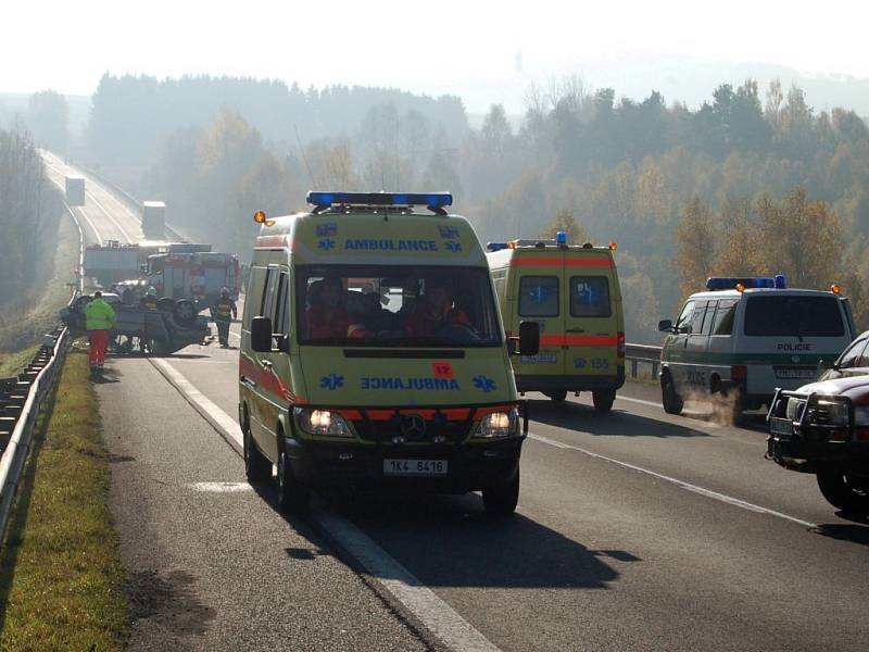 Pondělí 20. října: Nehoda na silnici I/6 u Žalmanova.