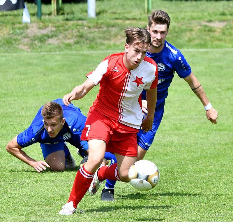 Rozhodující trefa ve 29. kole Fortuna ČFL mezi karlovarskou Slavií a Královým Dvorem padla až ve dvouminutovém nastavení. Zasloužil se o to hráč a zároveň kanonýr Slavie Jan Kalina, který svými dvěma góly napomohl sešívaným k důležité výhře 3:2.